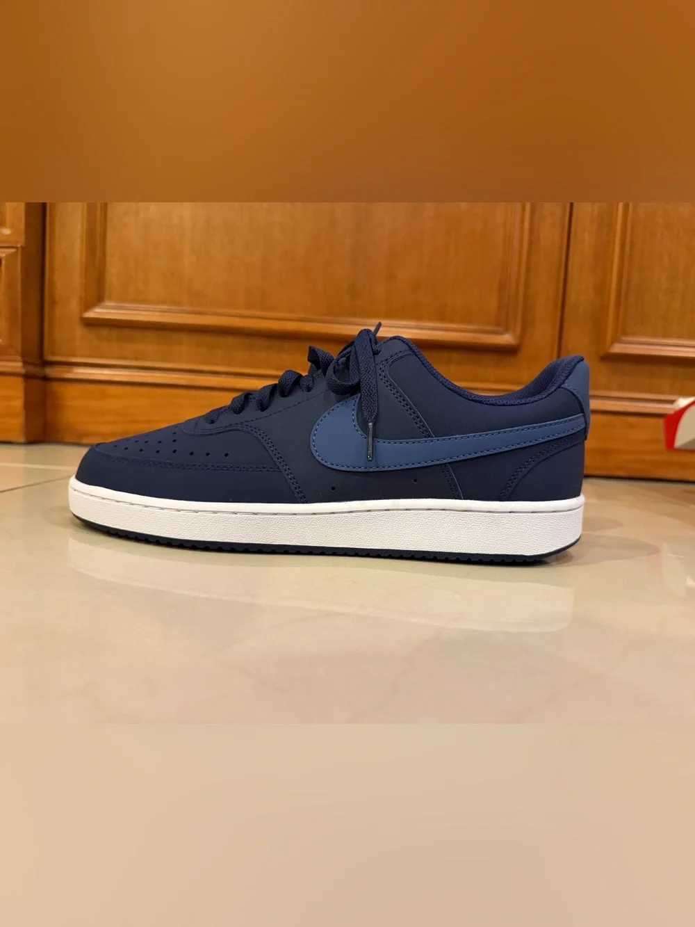 Nike Men's Low-Top Sneaker in Navy and Blue